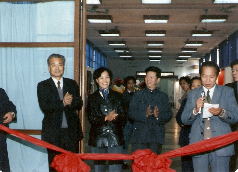 web5、 1987年2月工藝美術(shù)學(xué)校第一屆畢業(yè)典禮。省二輕總經(jīng)理葉榮寶、浙江美院院長肖峰與我司總經(jīng)理汪潔參加剪彩典禮.jpg